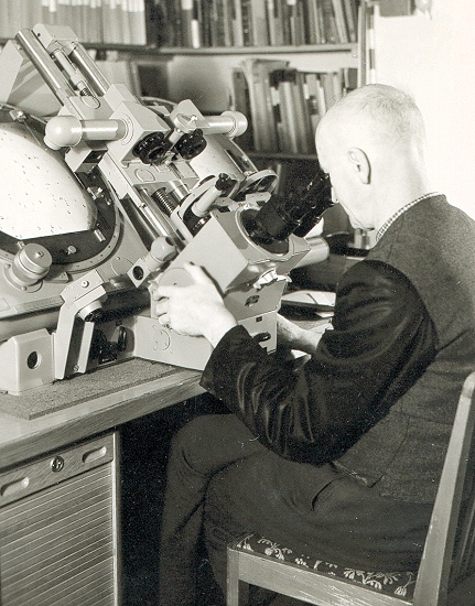Cuno Hoffmeister am Blinkkomparator 1960